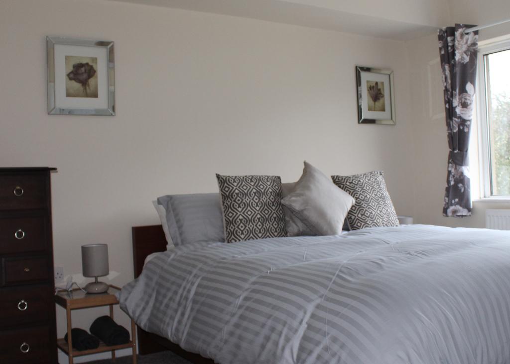 Castell Cottages แคร์ฟิลลี ภายนอก รูปภาพ